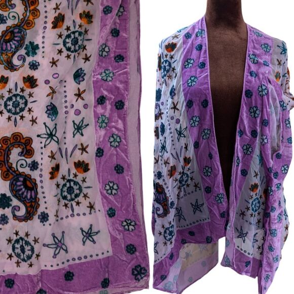 COPY - Stunning lavender floral velvet kimono overlay top O/S nwot vest ruana - Picture 2 of 8